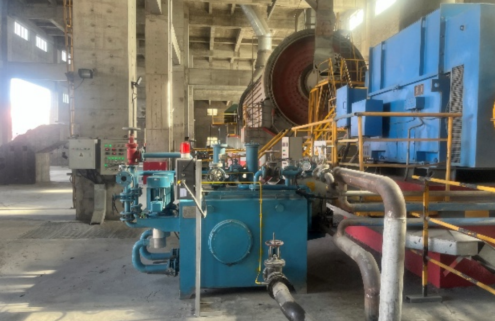 新疆中材水泥磨辊压机减速机应用案例：智能在线油液监测系统助力设备稳定高效运行 图1